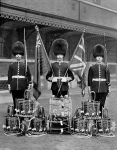Farverne og trommerne fra 2nd Grenadier Guards, 1896
