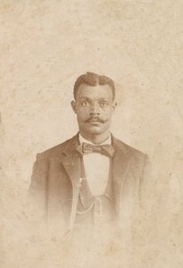 Fotografi af en mand i jakkesæt, vest og slips, 1880