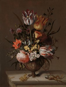 Stilleben med en vase med blomster og en død frø