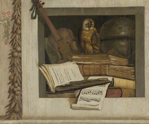 Stilleben med bøger, noder, violin, himmelglob og en ugle