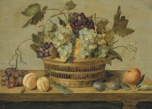 Nektariner og druer i en kurv på et bord, med blommer, appelsiner, en sommerfugl og en bille