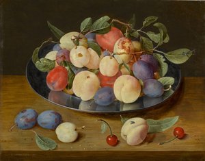 Stilleben med blommer og ferskner på en tintallerken, med blommer, en fersken og kirsebær, alt sammen på et bord