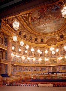 Udsigt over det indre af den kongelige opera i Versailles realiseret af Ange-Jacques Gabriel (1698-1782) Versailles fra det 18. århundrede