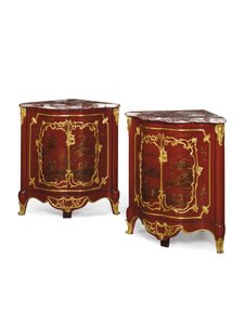 Par Louis XV encoignures, midten af det 18. århundrede (ormolu monteret, skarlagenslakeret træ og marmor)