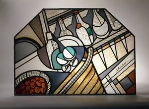 Et farvet glaspanel i art deco-stil, der viser en cocktailbar (blyfarvet glas)