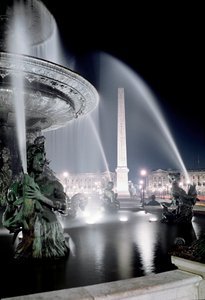 Udsigt over springvandet lavet af Jacques Ignace Hittorff og obelisken på Place de la Concorde i Paris.