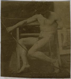 Studie af en mandlig nøgenmodel siddende på et trin, set forfra med et reb og sløjfe på skødet, i Jacques de Lalaings studie af Jacques Lalaing (attributed to)