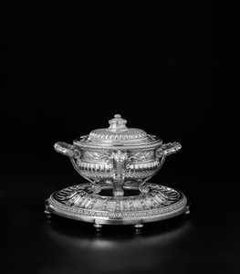 Louis XV suppeterrin, dæksel og stand fra Orloff-tjenesten, 1770 af Jacques Nicolas Roettiers