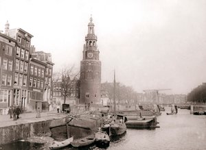 Pramme på kanalen foran Montelbaanstoren, Amsterdam, 1898. af James Batkin