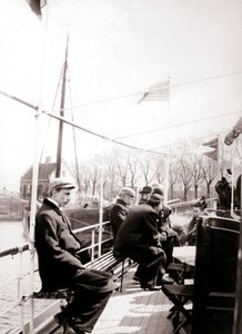 Bådpassagerer, Broek, Holland, 1898. af James Batkin
