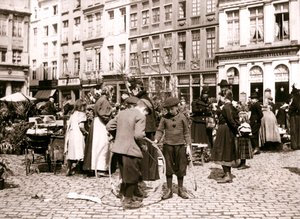 Drenge med bøjler på et marked, Rotterdam, 1898. af James Batkin