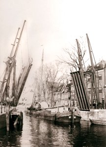 Kanalbro og både, Dordrecht, Holland, 1898. af James Batkin