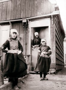 Piger i traditionel kjole, Marken Island, Holland, 1898.
