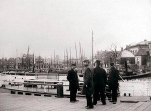 Mænd ved en kanalbåd, Rotterdam, 1898. af James Batkin