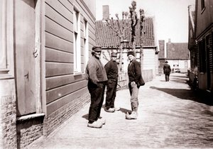 Mænd i traditionel dragt, Broek, Holland, 1898.
