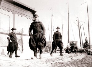 Mænd i traditionel kjole, Marken Island, Holland, 1898
