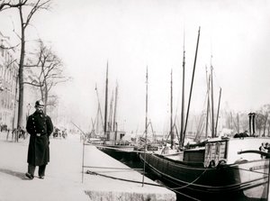 Politimand ved en kanal, Rotterdam, 1898. af James Batkin