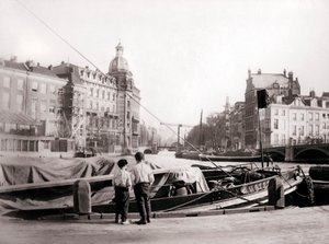 To drenge ved en kanal, Rotterdam, 1898. af James Batkin