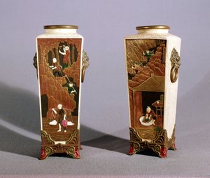 Et par vaser i japansk stil forestillende japansk kobolt- og lerminedrift, Worcester af James Hadley