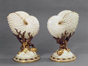 Par Worcester vaser formet som Nautilus skaller, 1880 porcelæn