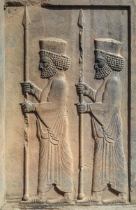 Et skulpturelt relief i Persepolis. Dareios I begyndte at bygge sin ceremonielle hovedstad i... af James L Stanfield
