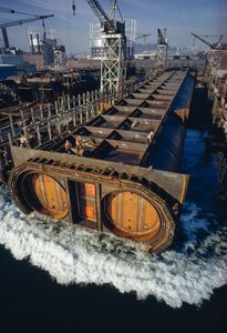 En del af tunnelrøret til BART, Bay Area Rapid Transit massetransportsystem, flyder... af James L Stanfield