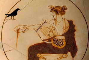 Apollon afbildet på en kop, der skænker en libation, mens en krage ser på. Delfi Arkæologi...