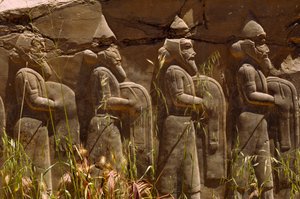 Basrelief af gamle persiske krigere ved indgangen til Persepolis. Persepolis, Iran. af James L Stanfield