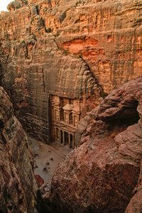 Forhøjet billede af det nabatæiske tempel kaldet Al-Khazneh akd Faraos skatkammer... af James L Stanfield