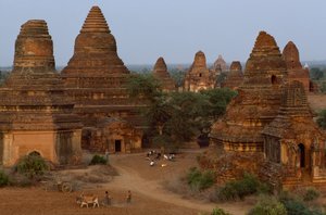 Man Aung-pagoder med landmænd, Myanmar
 af James L Stanfield