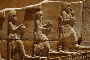 Reliefskulptur af mænd, der bærer offergaver på murene i Persepolis. Persepolis, Iran. af James L Stanfield