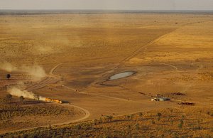 Lastvognstog med kvæg krydser et uvejsomt plateau i outbacken. Vestaustralien, Australien. af James L Stanfield