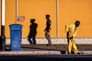 Sydafrikanske mænd på en gade og et fortov i Pretoria, Sydafrika