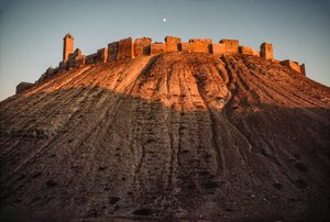 Det gamle citadel i Aleppo ligger på en høj. Aleppo, Syrien.