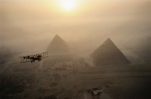 Veteranflyet Vimy flyver over tågeindhyllede pyramider i en gylden solstråle...