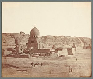 Egypten. Kairo. Den sydlige nekropolis. I forgrunden Suduns mausoleum (1504), i baggrunden på Mukattam-platået Al-Djujusji-moskeen