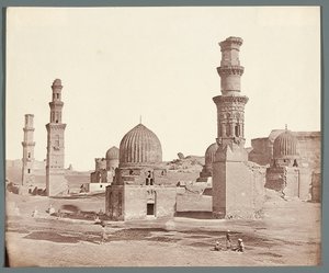 Egypten. Kairo. Den sydlige nekropol. I forgrunden minareten ved Ali Badr Al-Karafis mausoleum (1300-1310), i baggrunden Kusum-minareten fra mamluktiden af James Robertson