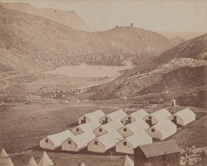 Hutted Camp med Balaclava Havn i Afstand af James Robertson