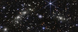 Kugleformet stjernehob (billede fra NIRCam) af James Webb Space Telescope (NASA)