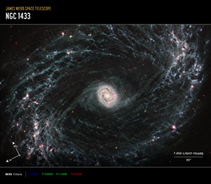 NGC 1433 (MIRI-kompassikuva) af James Webb Space Telescope (NASA)