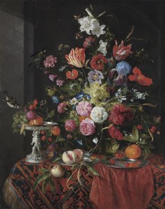 Blomster i en glasvase på et draperet bord, med en sølv tazza, frugt, insekter og fugle