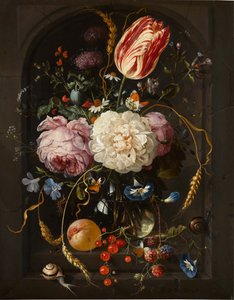 Stilleben med blomster i en glasvase med insekter og frugter i en stenniche