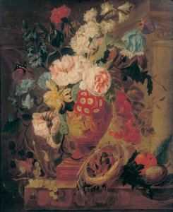 Blomster i en terracotta vase dekoreret med putti, med frugter, sommerfugle, en blåflaske, en snegl, en edderkop og fire kyllinger i en rede på en afsats