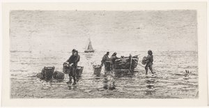 Fiskere tømmer en slup på stranden