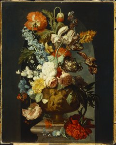 Tulipaner, Roser, Hyacint, Auricula og andre Blomster i en skulptureret Urne på en Sten Piedestal i en Niche. af Jan van Huysum