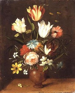 Tulipaner, roser, pink og andre blomster i en vase