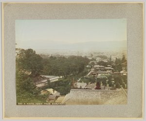 En Kyoto-by fra Maruyama, Japan (håndfarvet sort/hvid foto) af Japanese Photographer