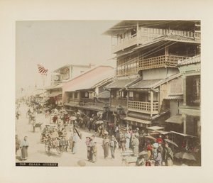 En gade i Osaka, Japan (håndfarvet sort/hvid foto) af Japanese Photographer