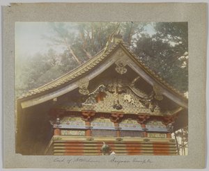 Et lagerhus i Tōshō-gū, Nikko, Japan (håndfarvet sort/hvid foto) af Japanese Photographer
