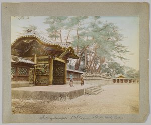 Porten til templet for den 6. Shogun, Shiba Park, Tokyo, Japan (håndfarvet s/h foto) af Japanese Photographer
